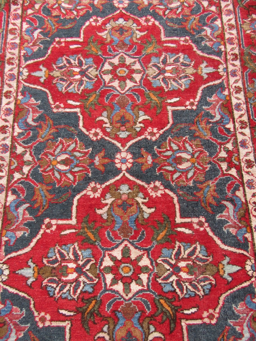 ANTIQUE COUNTRY HOUSE SHABBY CHIC ARAK SARUQ SAROUK LONG RUG RUNNER. SIX MEDALLION CARTOUCHE PATTERN View XI
