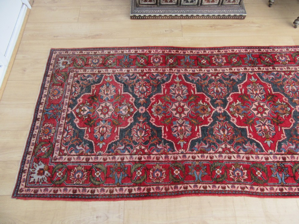 ANTIQUE COUNTRY HOUSE SHABBY CHIC ARAK SARUQ SAROUK LONG RUG RUNNER. SIX MEDALLION CARTOUCHE PATTERN View XXVIII