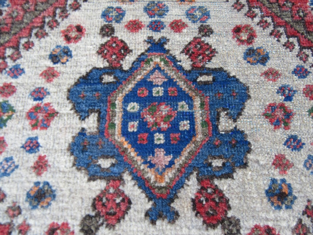 ANTIQUE COUNTRY HOUSE BAKHTIARI KURDISH RUG WITH A QASHQAI RUG PATTERN. 208CM X 159CM. View VIII