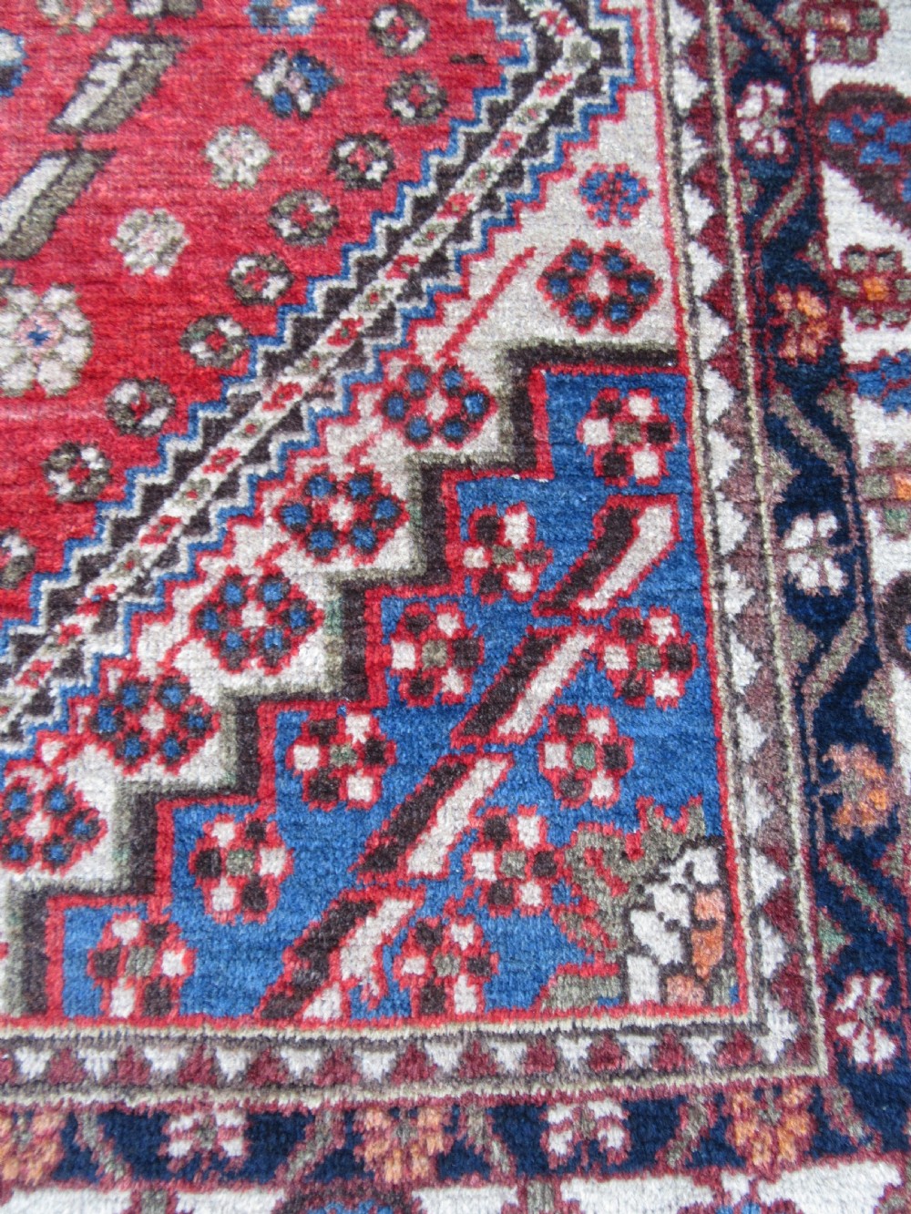 ANTIQUE COUNTRY HOUSE BAKHTIARI KURDISH RUG WITH A QASHQAI RUG PATTERN. 208CM X 159CM. View IX
