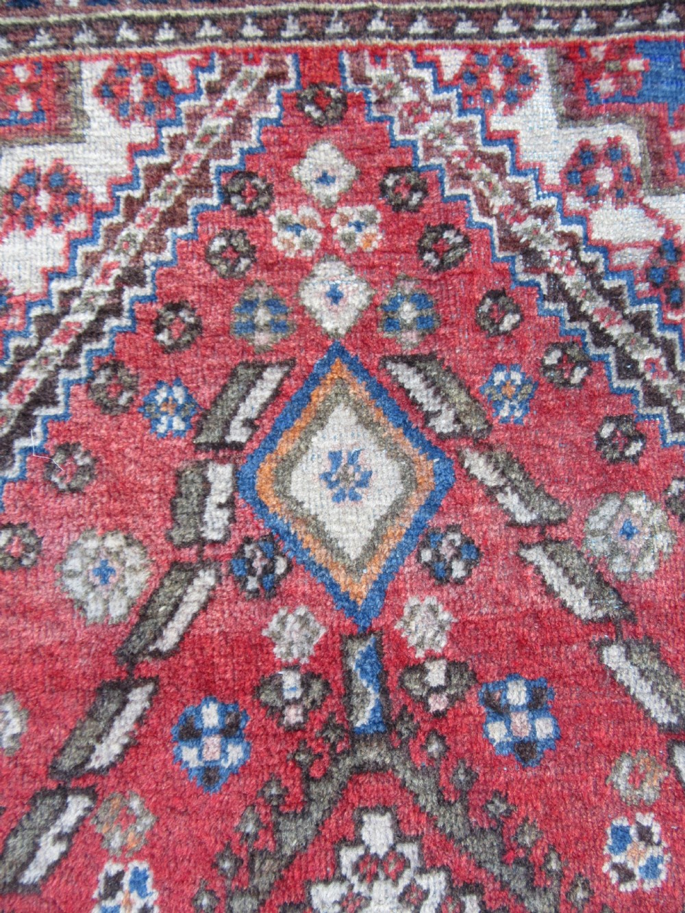 ANTIQUE COUNTRY HOUSE BAKHTIARI KURDISH RUG WITH A QASHQAI RUG PATTERN. 208CM X 159CM. View XII