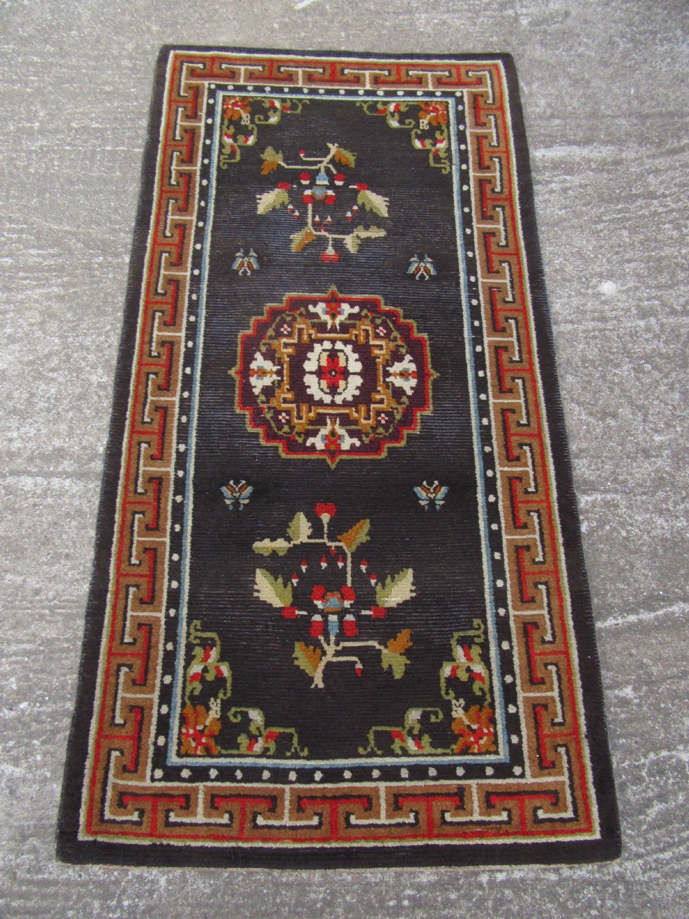 ANTIQUE COUNTRY HOUSE CHINESE TIBETAN RUG. WITH FLOWER SPRIGS & BUTTERFLIES