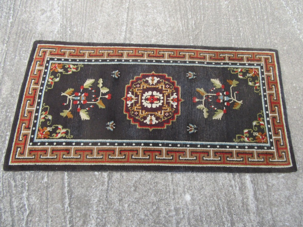 ANTIQUE COUNTRY HOUSE CHINESE TIBETAN RUG. WITH FLOWER SPRIGS & BUTTERFLIES View III