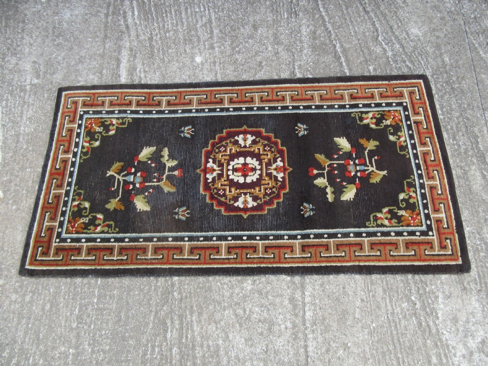 ANTIQUE COUNTRY HOUSE CHINESE TIBETAN RUG. WITH FLOWER SPRIGS & BUTTERFLIES View IV