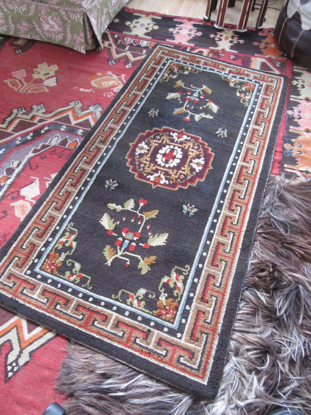 ANTIQUE COUNTRY HOUSE CHINESE TIBETAN RUG. WITH FLOWER SPRIGS & BUTTERFLIES View XXV