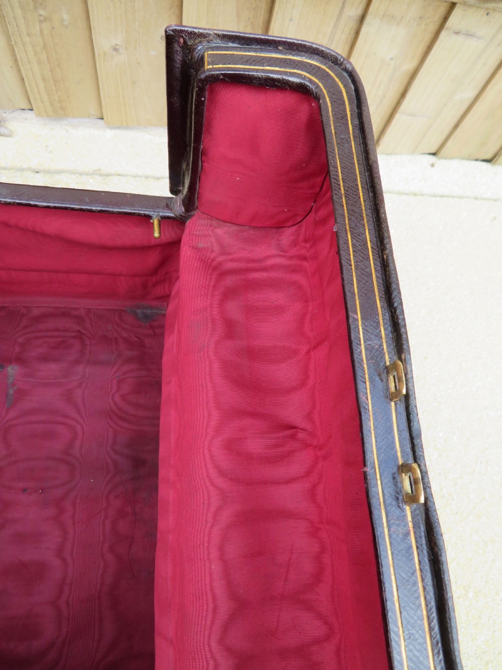 DARK BROWN LEATHER GLADSTONE DOCTOR'S MEDICAL BAG CASE. RED SILK MOIRE INTERIOR View VIII