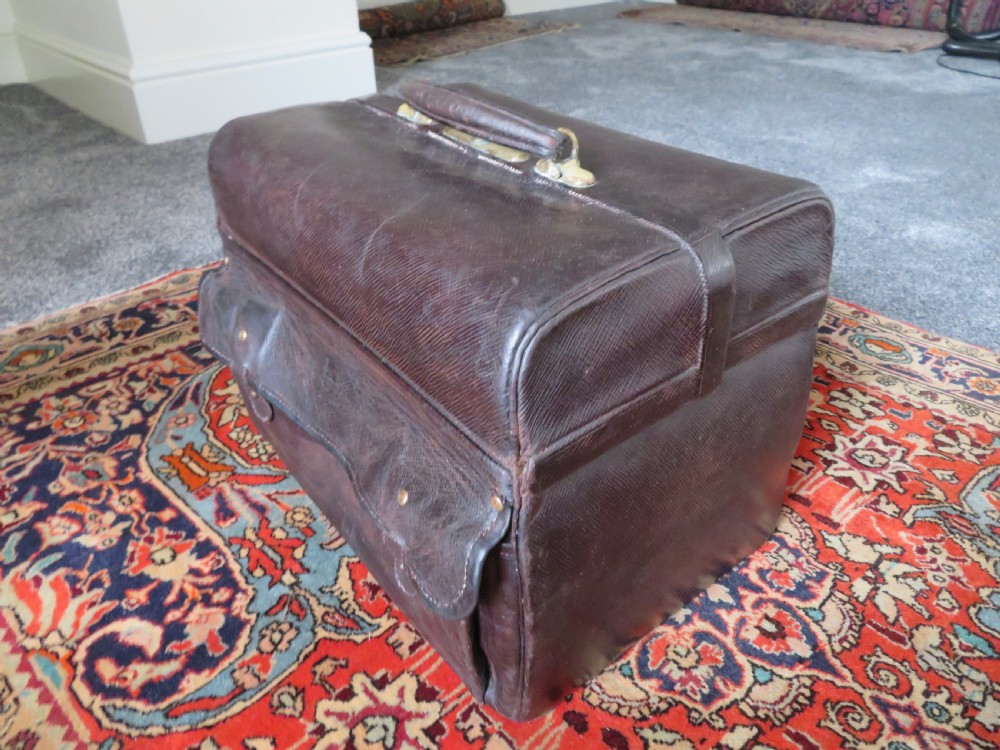 DARK BROWN LEATHER GLADSTONE DOCTOR'S MEDICAL BAG CASE. RED SILK MOIRE INTERIOR View XXII