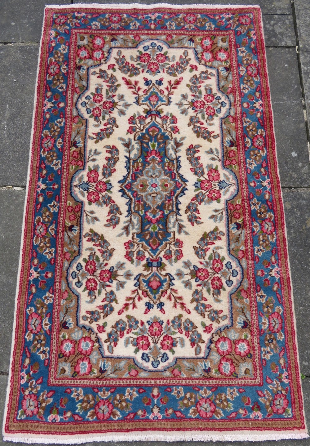ATTRACTIVE OLD KERMAN (KIRMAN) RUG WITH FLORAL FESTOONS. SOUTH CENTRAL PERSIA. 155CM X 89CM.