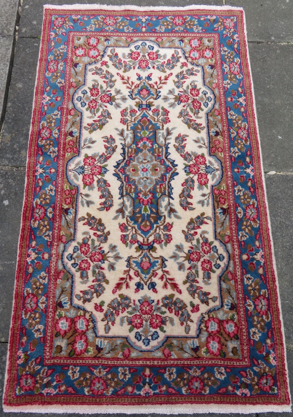 ATTRACTIVE OLD KERMAN (KIRMAN) RUG WITH FLORAL FESTOONS. SOUTH CENTRAL PERSIA. 155CM X 89CM. View II