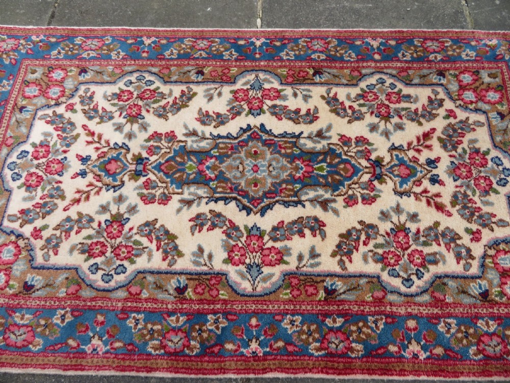 ATTRACTIVE OLD KERMAN (KIRMAN) RUG WITH FLORAL FESTOONS. SOUTH CENTRAL PERSIA. 155CM X 89CM. View III