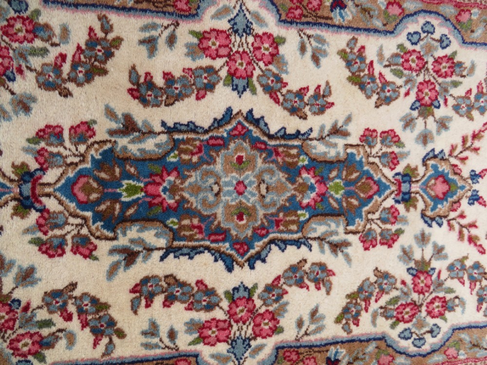 ATTRACTIVE OLD KERMAN (KIRMAN) RUG WITH FLORAL FESTOONS. SOUTH CENTRAL PERSIA. 155CM X 89CM. View IV