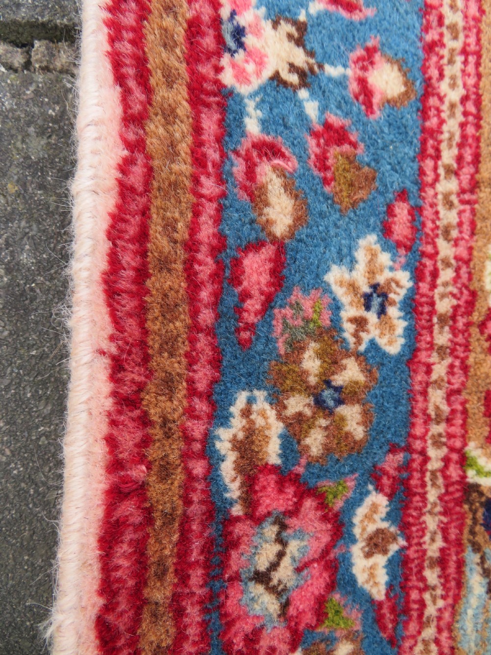 ATTRACTIVE OLD KERMAN (KIRMAN) RUG WITH FLORAL FESTOONS. SOUTH CENTRAL PERSIA. 155CM X 89CM. View VII