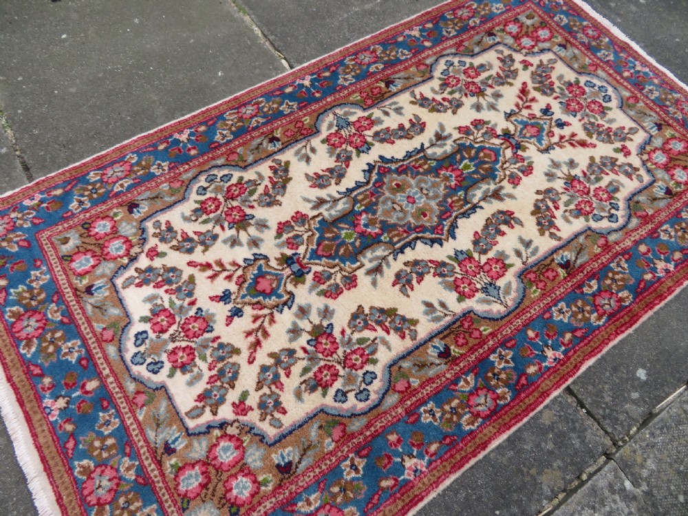 ATTRACTIVE OLD KERMAN (KIRMAN) RUG WITH FLORAL FESTOONS. SOUTH CENTRAL PERSIA. 155CM X 89CM. View X
