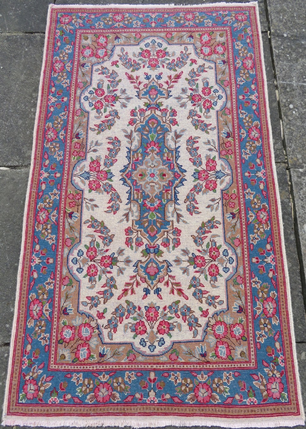 ATTRACTIVE OLD KERMAN (KIRMAN) RUG WITH FLORAL FESTOONS. SOUTH CENTRAL PERSIA. 155CM X 89CM. View XV