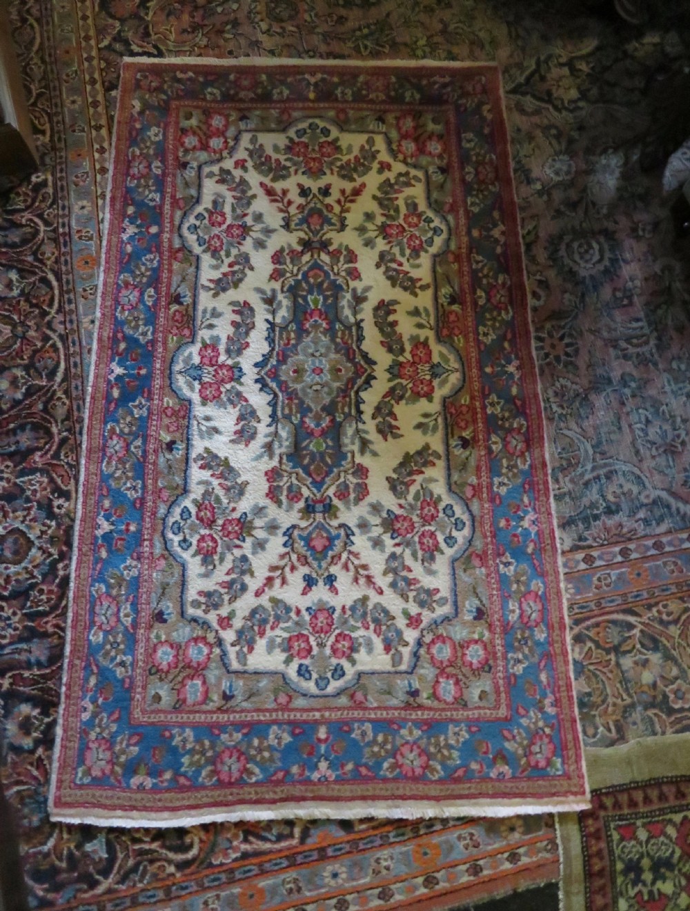 ATTRACTIVE OLD KERMAN (KIRMAN) RUG WITH FLORAL FESTOONS. SOUTH CENTRAL PERSIA. 155CM X 89CM. View XVIII