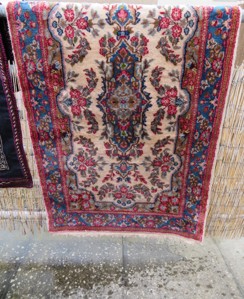 ATTRACTIVE OLD KERMAN (KIRMAN) RUG WITH FLORAL FESTOONS. SOUTH CENTRAL PERSIA. 155CM X 89CM. View XXII