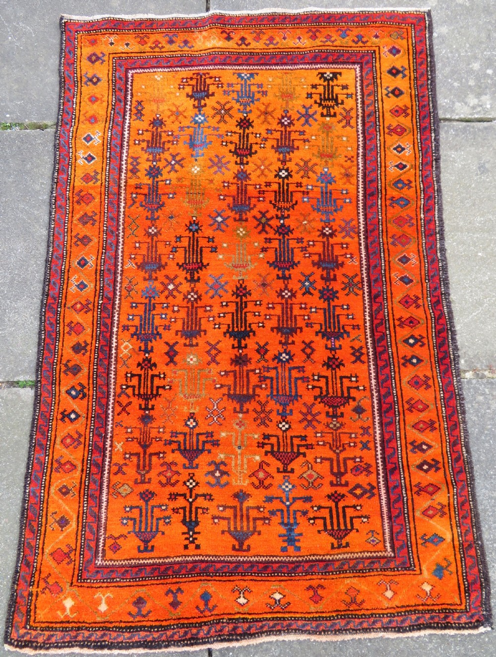 UNUSUAL ANTIQUE BALUCH RUG. 142CM X 92CM.