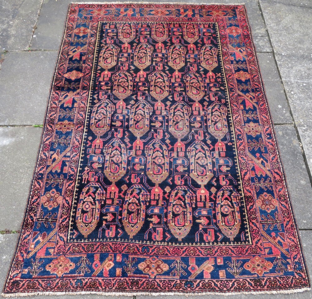 ANTIQUE HAMADAN VILLAGE RUG. WITH BOTEHS & LONE TRIBAL FIGURE. NORTH WEST PERSIA. 201CM X 133CM.
