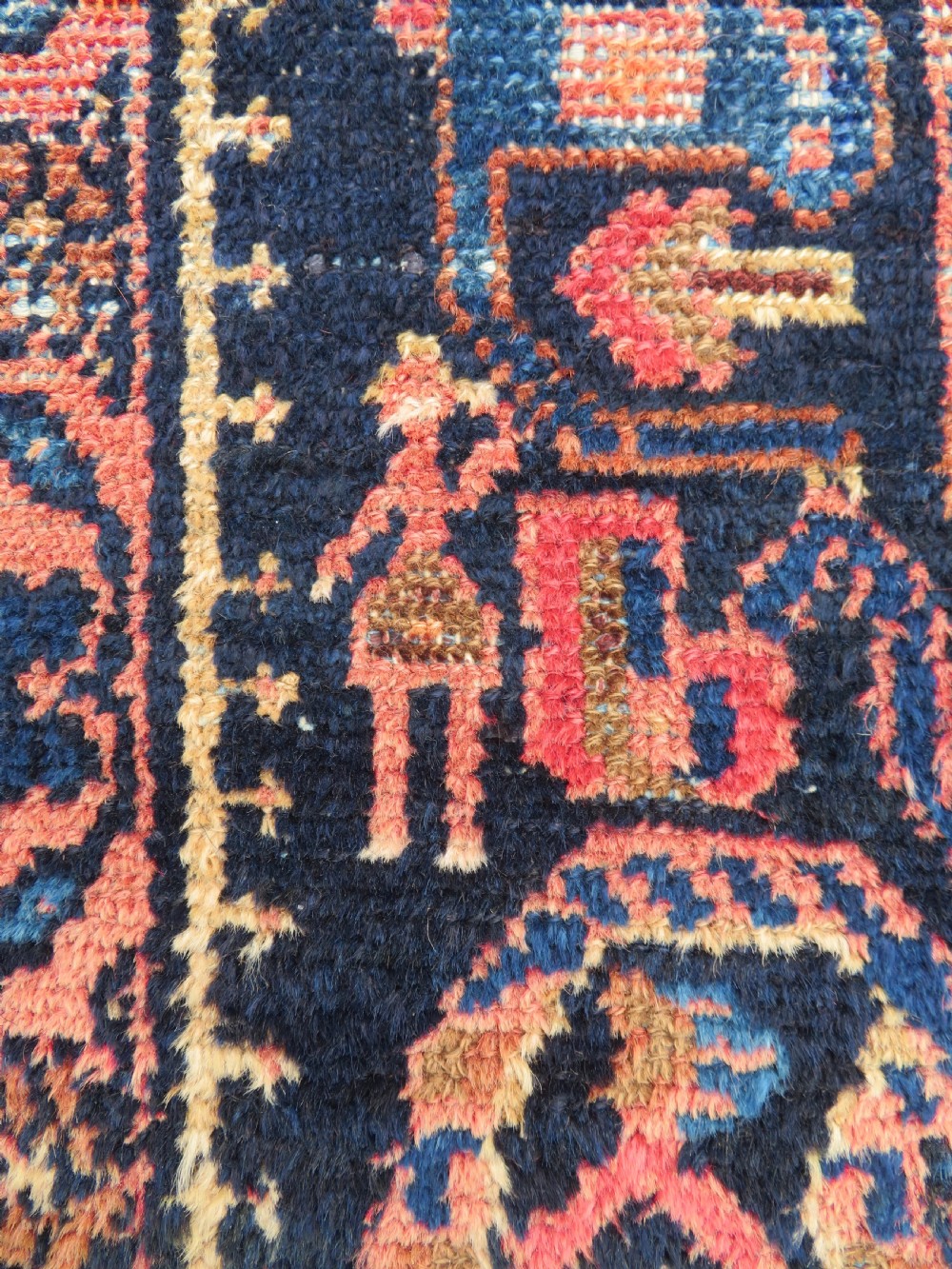 ANTIQUE HAMADAN VILLAGE RUG. WITH BOTEHS & LONE TRIBAL FIGURE. NORTH WEST PERSIA. 201CM X 133CM. View VII