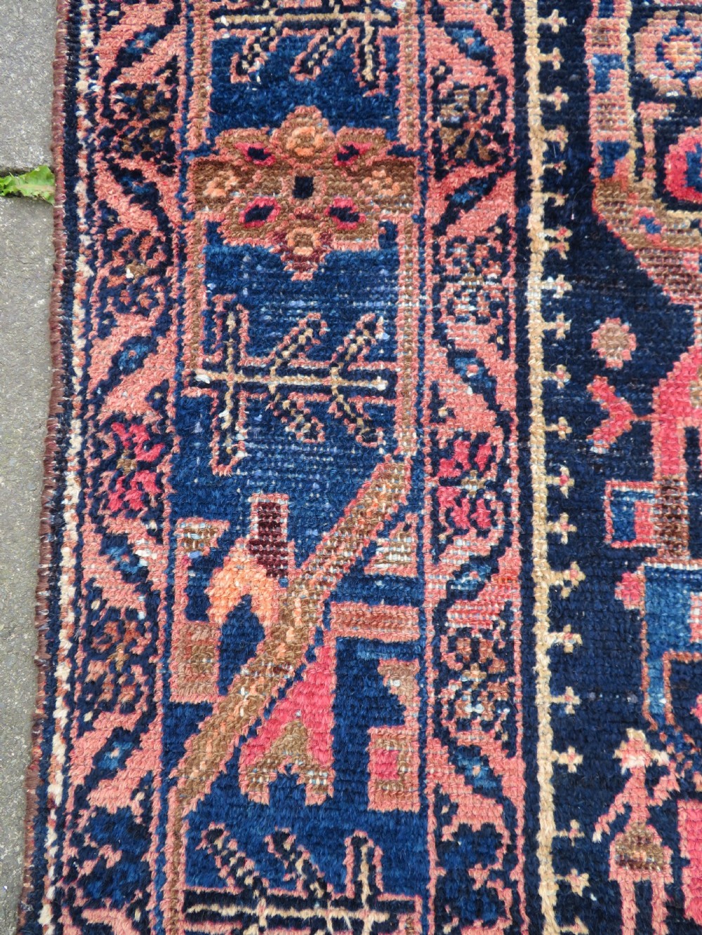ANTIQUE HAMADAN VILLAGE RUG. WITH BOTEHS & LONE TRIBAL FIGURE. NORTH WEST PERSIA. 201CM X 133CM. View XI