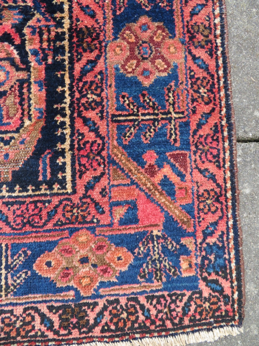 ANTIQUE HAMADAN VILLAGE RUG. WITH BOTEHS & LONE TRIBAL FIGURE. NORTH WEST PERSIA. 201CM X 133CM. View XIII