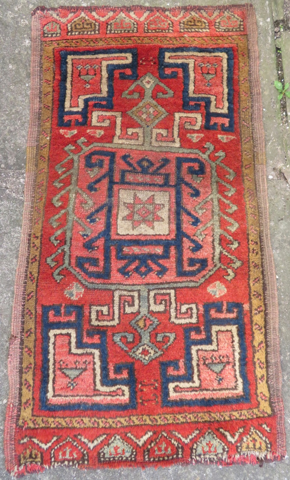 ANTIQUE TURKISH KONYA YASTIK RUG. CENTRAL ANATOLIA. EARLY 19TH CENTURY. 89CM X 49CM.