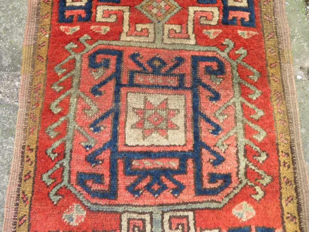 ANTIQUE TURKISH KONYA YASTIK RUG. CENTRAL ANATOLIA. EARLY 19TH CENTURY. 89CM X 49CM. View II