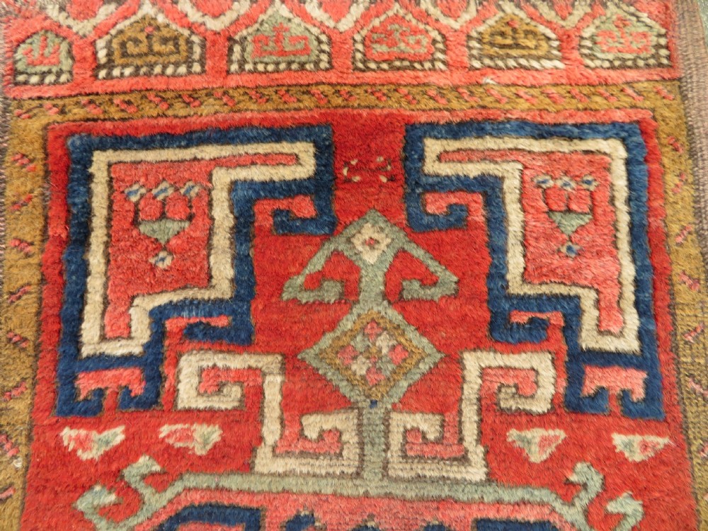 ANTIQUE TURKISH KONYA YASTIK RUG. CENTRAL ANATOLIA. EARLY 19TH CENTURY. 89CM X 49CM. View IV
