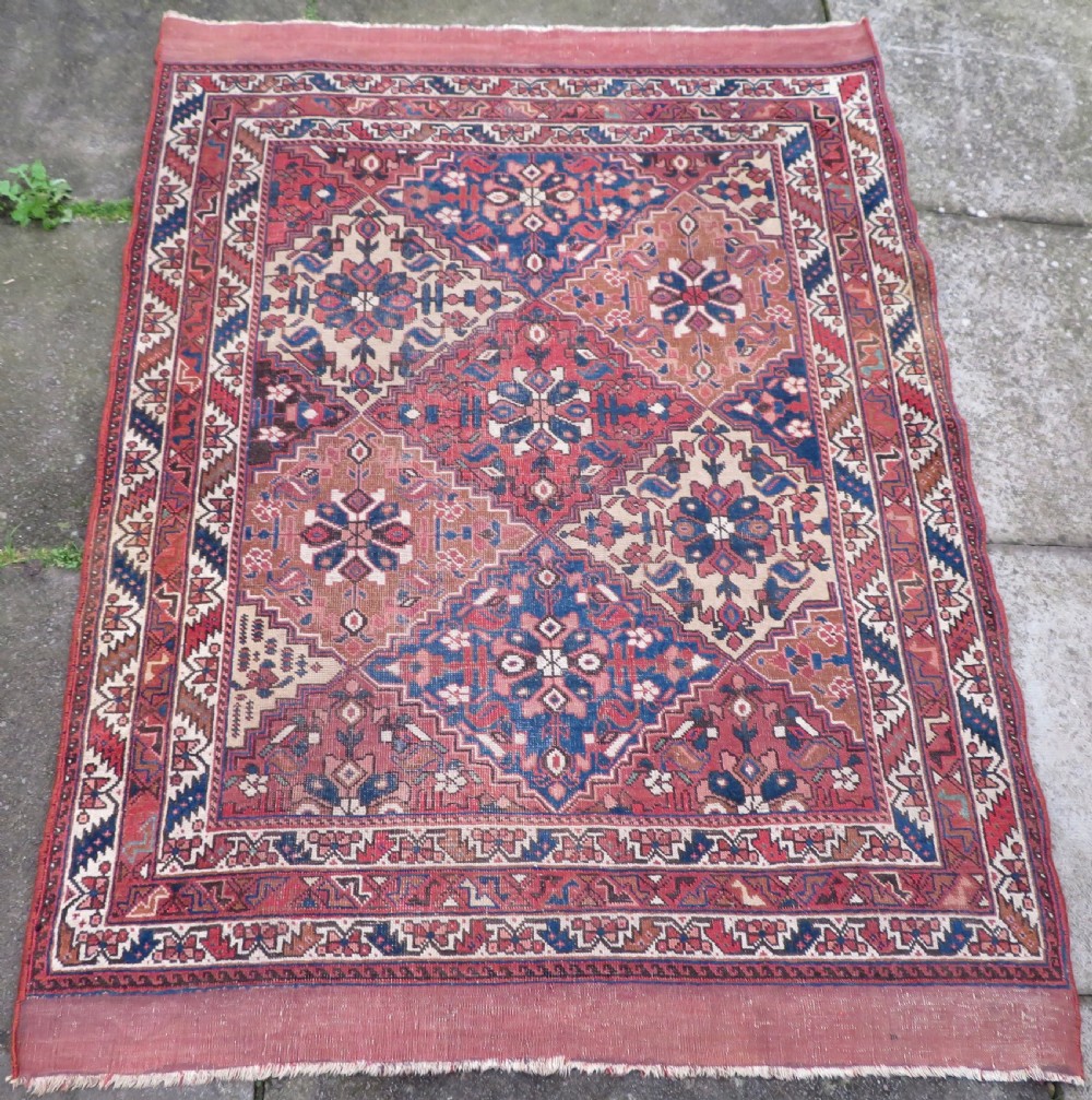 EARLY PATTERN ANTIQUE KHAMSEH RUG. 2ND HALF 19TH CENTURY. SOUTH WEST PERSIA. 168CM X 125CM.