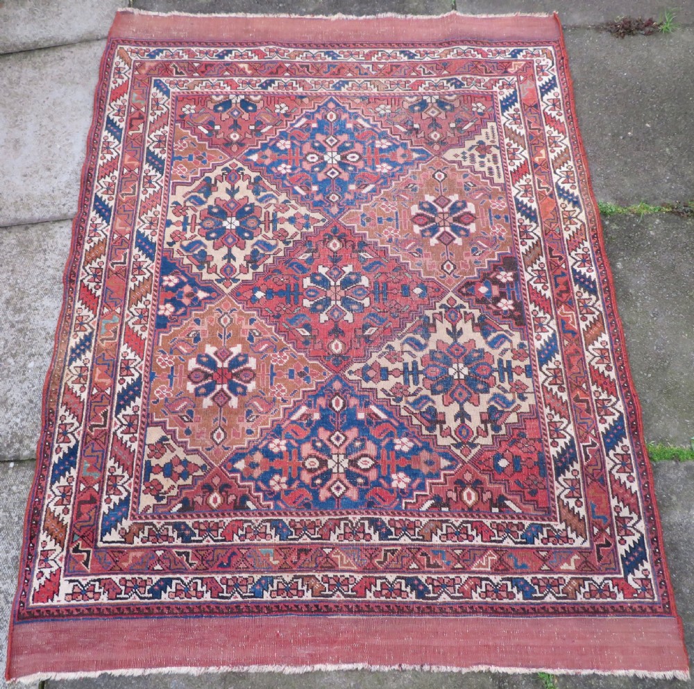 EARLY PATTERN ANTIQUE KHAMSEH RUG. 2ND HALF 19TH CENTURY. SOUTH WEST PERSIA. 168CM X 125CM. View II