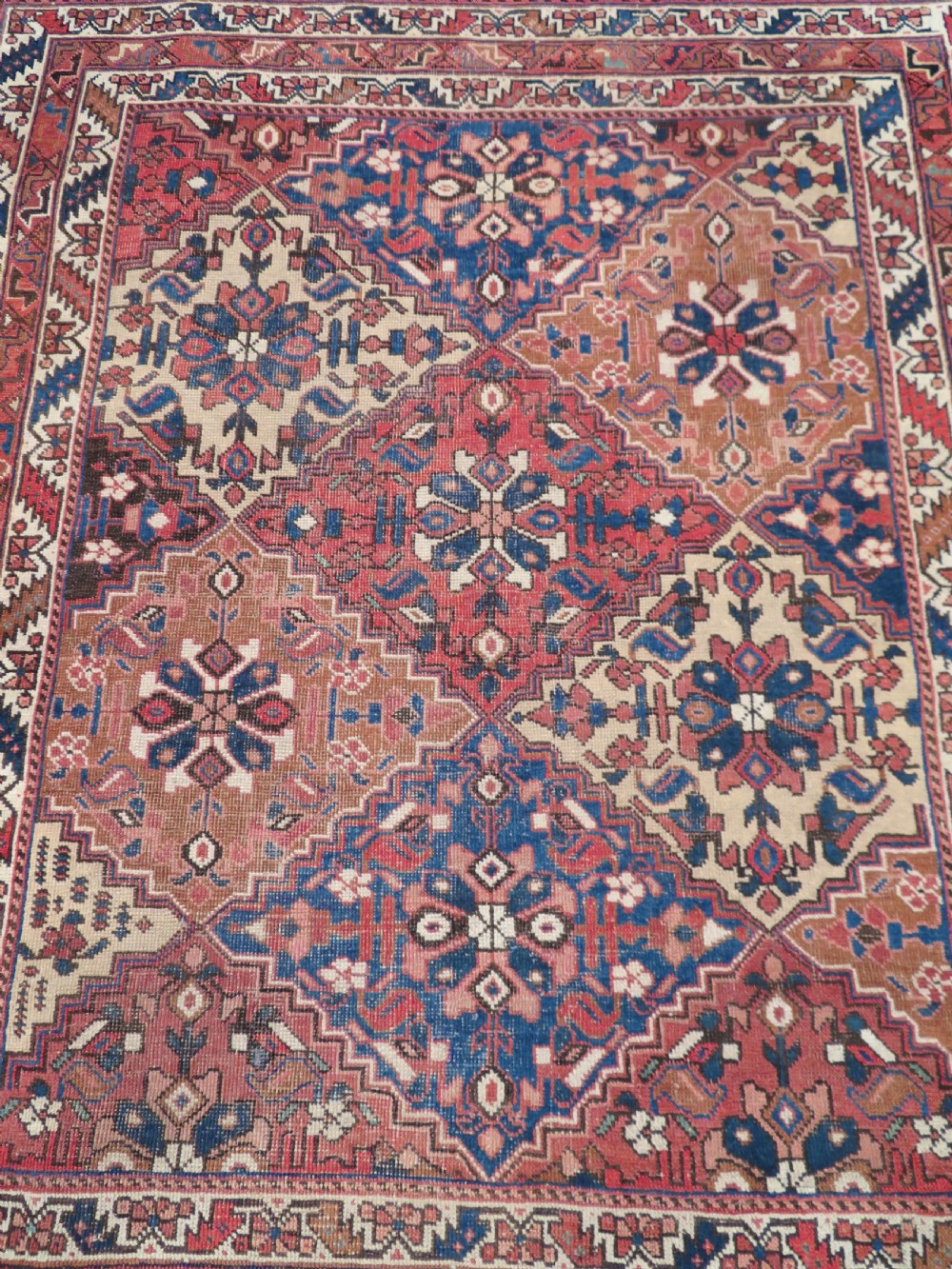 EARLY PATTERN ANTIQUE KHAMSEH RUG. 2ND HALF 19TH CENTURY. SOUTH WEST PERSIA. 168CM X 125CM. View IV