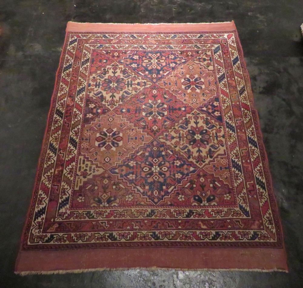 EARLY PATTERN ANTIQUE KHAMSEH RUG. 2ND HALF 19TH CENTURY. SOUTH WEST PERSIA. 168CM X 125CM. View V