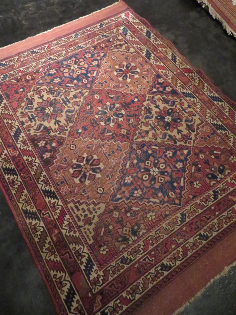 EARLY PATTERN ANTIQUE KHAMSEH RUG. 2ND HALF 19TH CENTURY. SOUTH WEST PERSIA. 168CM X 125CM. View VI