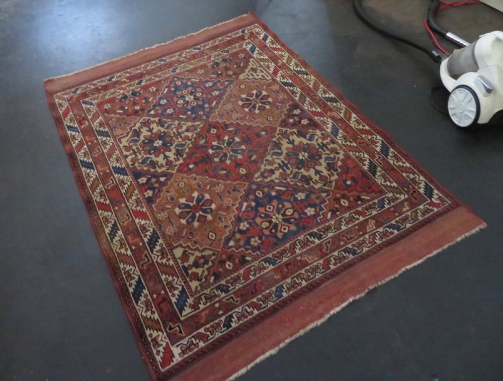 EARLY PATTERN ANTIQUE KHAMSEH RUG. 2ND HALF 19TH CENTURY. SOUTH WEST PERSIA. 168CM X 125CM. View VIII