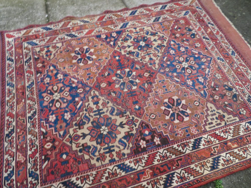 EARLY PATTERN ANTIQUE KHAMSEH RUG. 2ND HALF 19TH CENTURY. SOUTH WEST PERSIA. 168CM X 125CM. View X