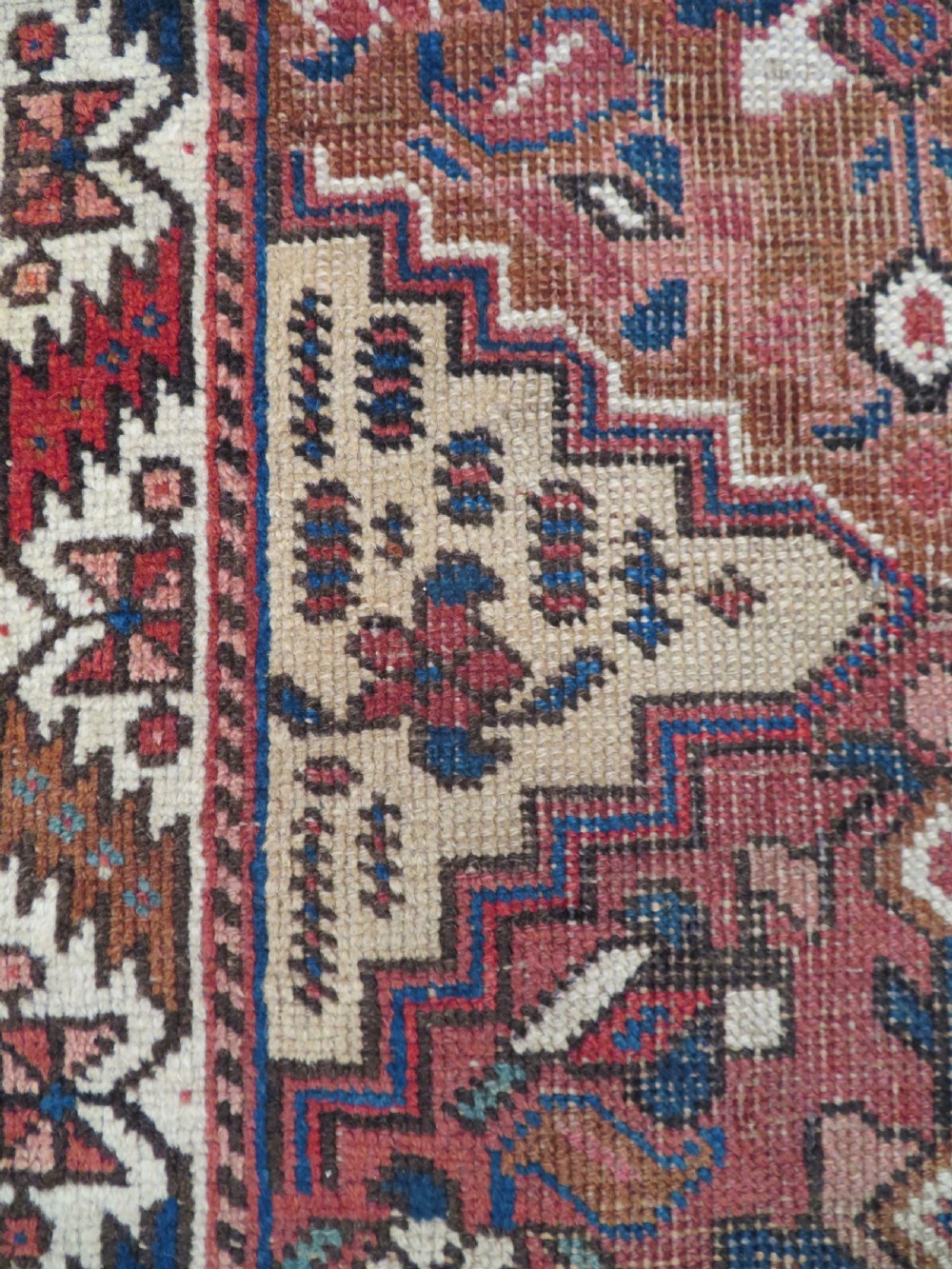 EARLY PATTERN ANTIQUE KHAMSEH RUG. 2ND HALF 19TH CENTURY. SOUTH WEST PERSIA. 168CM X 125CM. View XIII
