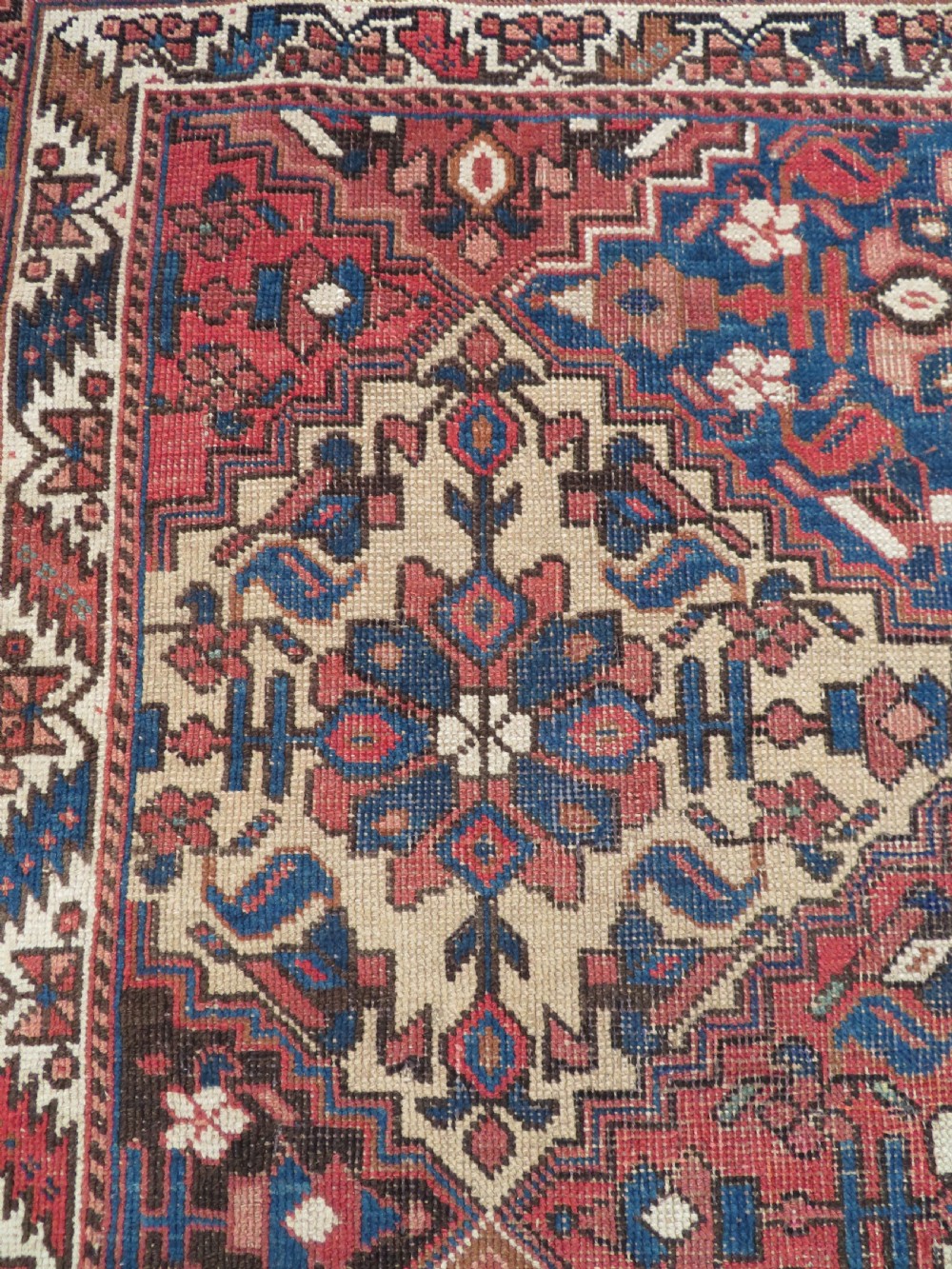 EARLY PATTERN ANTIQUE KHAMSEH RUG. 2ND HALF 19TH CENTURY. SOUTH WEST PERSIA. 168CM X 125CM. View XVIII