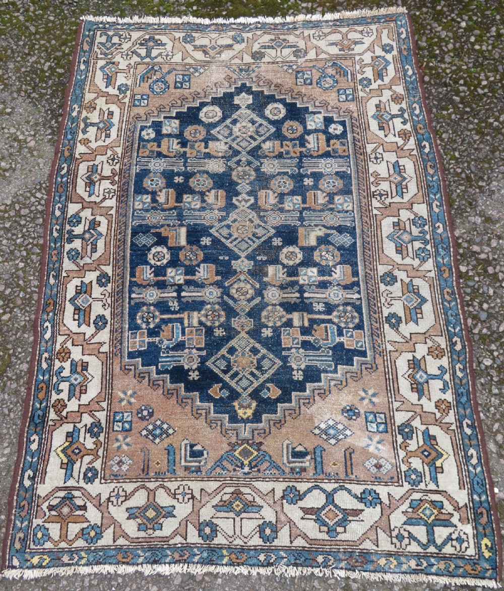 ANTIQUE HAMADAN RUG. 168CM X 118CM.