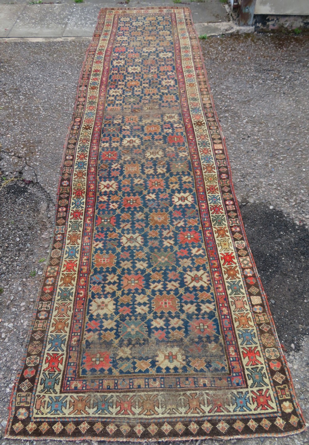 ANTIQUE CAUCASIAN SHIRVAN RUNNER LONG RUG. 430CM X 112CM.
