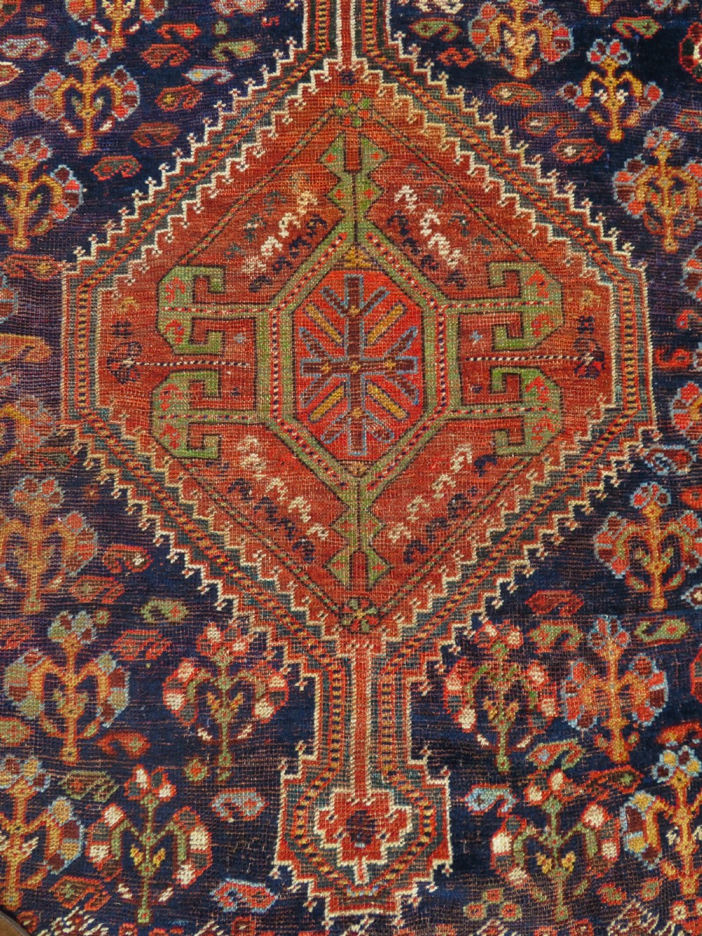 ANTIQUE QASHQAI KHAMSEH TRIBAL CARPET. SOUTH WEST PERSIA. 320CM X 220CM. View VI
