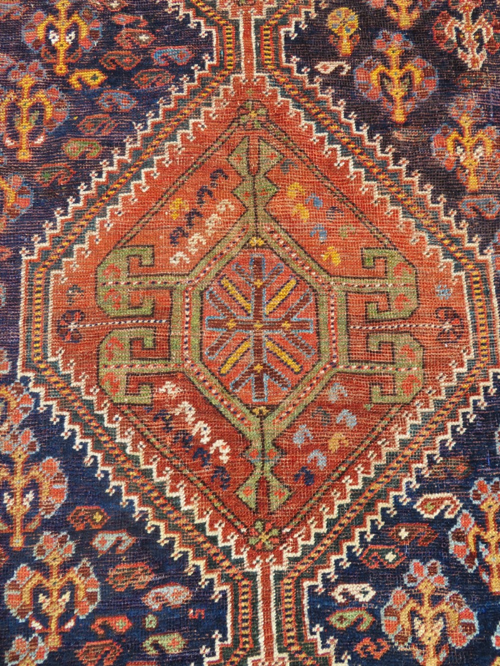 ANTIQUE QASHQAI KHAMSEH TRIBAL CARPET. SOUTH WEST PERSIA. 320CM X 220CM. View VII