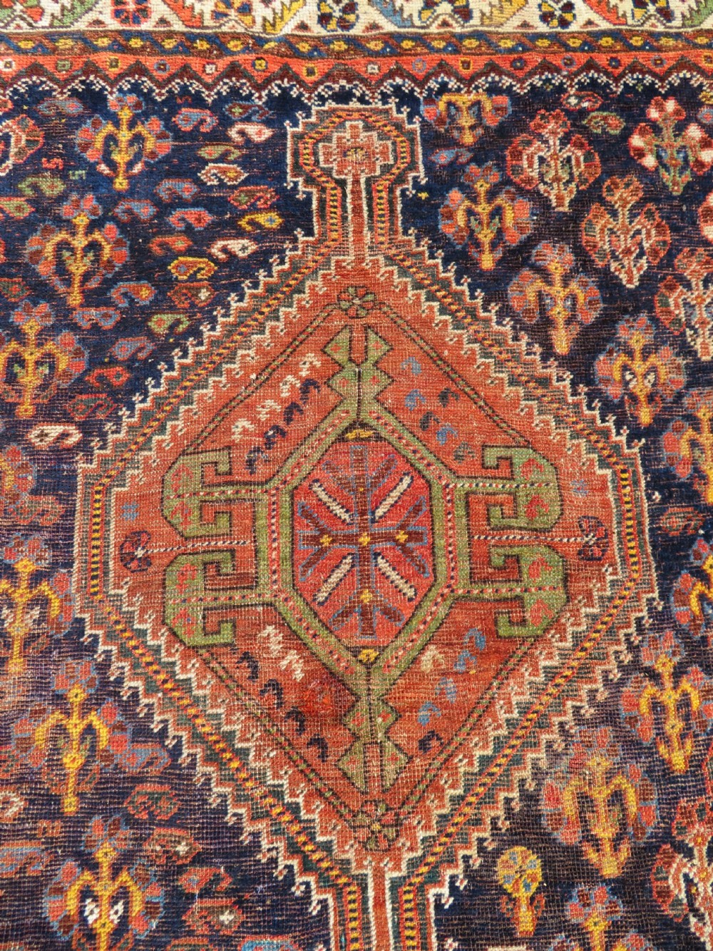 ANTIQUE QASHQAI KHAMSEH TRIBAL CARPET. SOUTH WEST PERSIA. 320CM X 220CM. View VIII