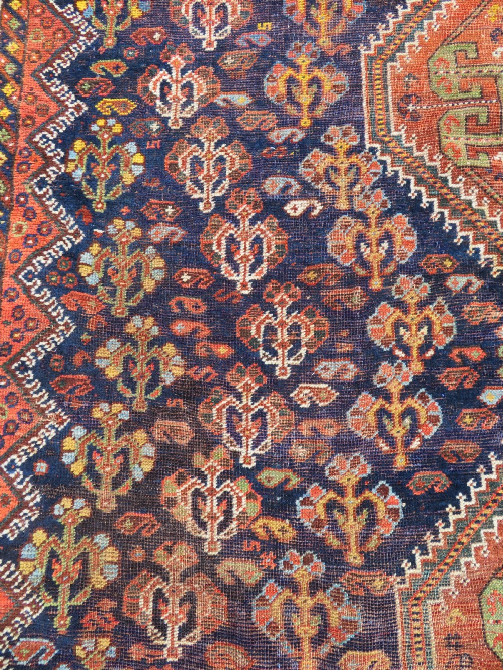 ANTIQUE QASHQAI KHAMSEH TRIBAL CARPET. SOUTH WEST PERSIA. 320CM X 220CM. View XVI