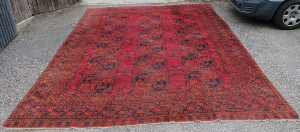LARGE ANTIQUE AFGHAN ERSARI MAIN CARPET. CIRCA 1880. 427CM X 319CM.