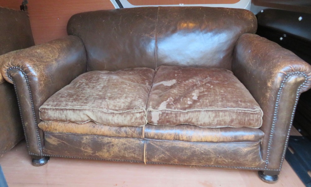 ART DECO LEATHER CLUB SETTEE SOFA. 
