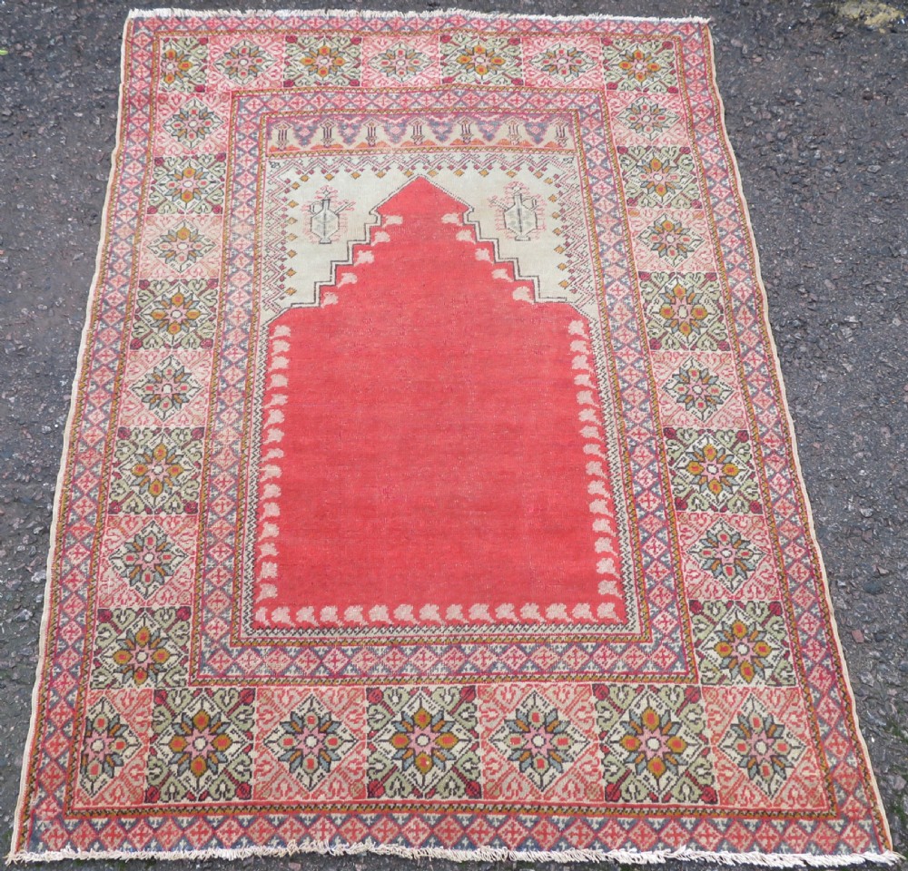 ANTIQUE TURKISH MUDJUR PRAYER RUG. 168CM X 126CM.