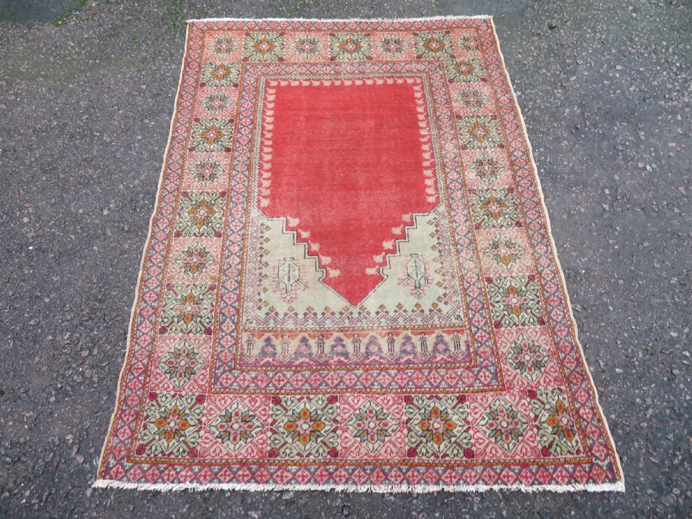 ANTIQUE TURKISH MUDJUR PRAYER RUG. 168CM X 126CM. View III