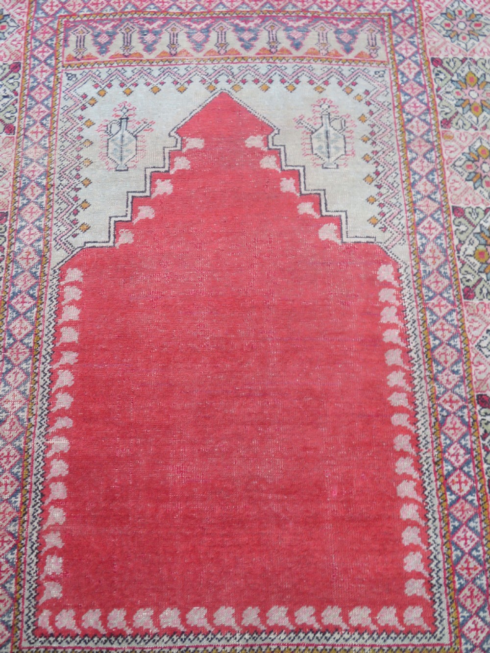 ANTIQUE TURKISH MUDJUR PRAYER RUG. 168CM X 126CM. View IV