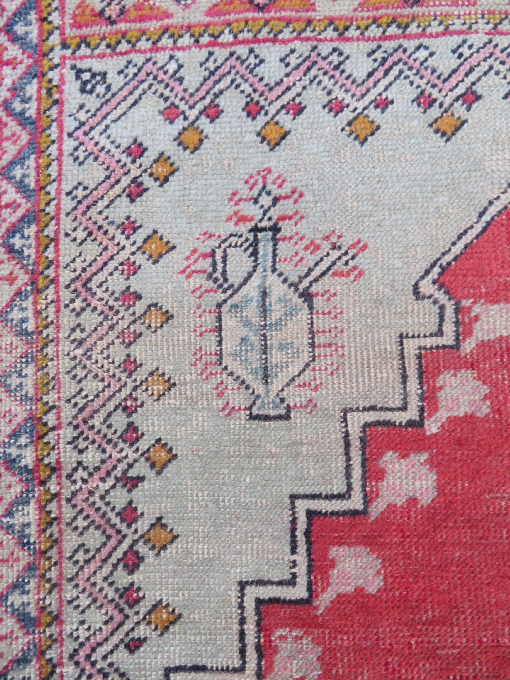 ANTIQUE TURKISH MUDJUR PRAYER RUG. 168CM X 126CM. View V