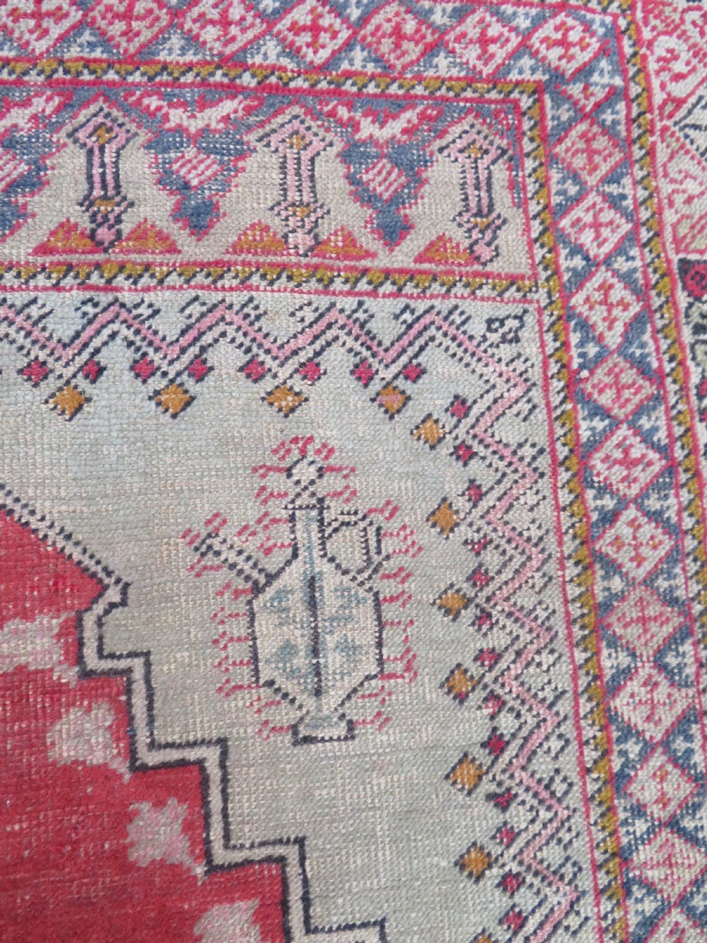 ANTIQUE TURKISH MUDJUR PRAYER RUG. 168CM X 126CM. View VI